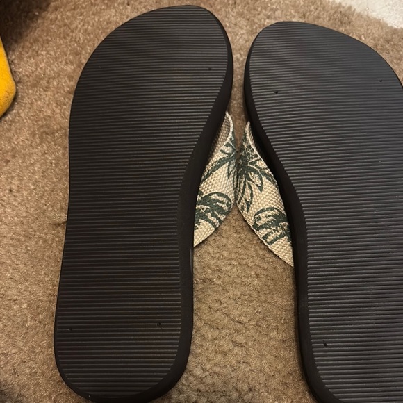 Tommy Hilfiger Black and Green Flip Flops - Picture 5 of 5